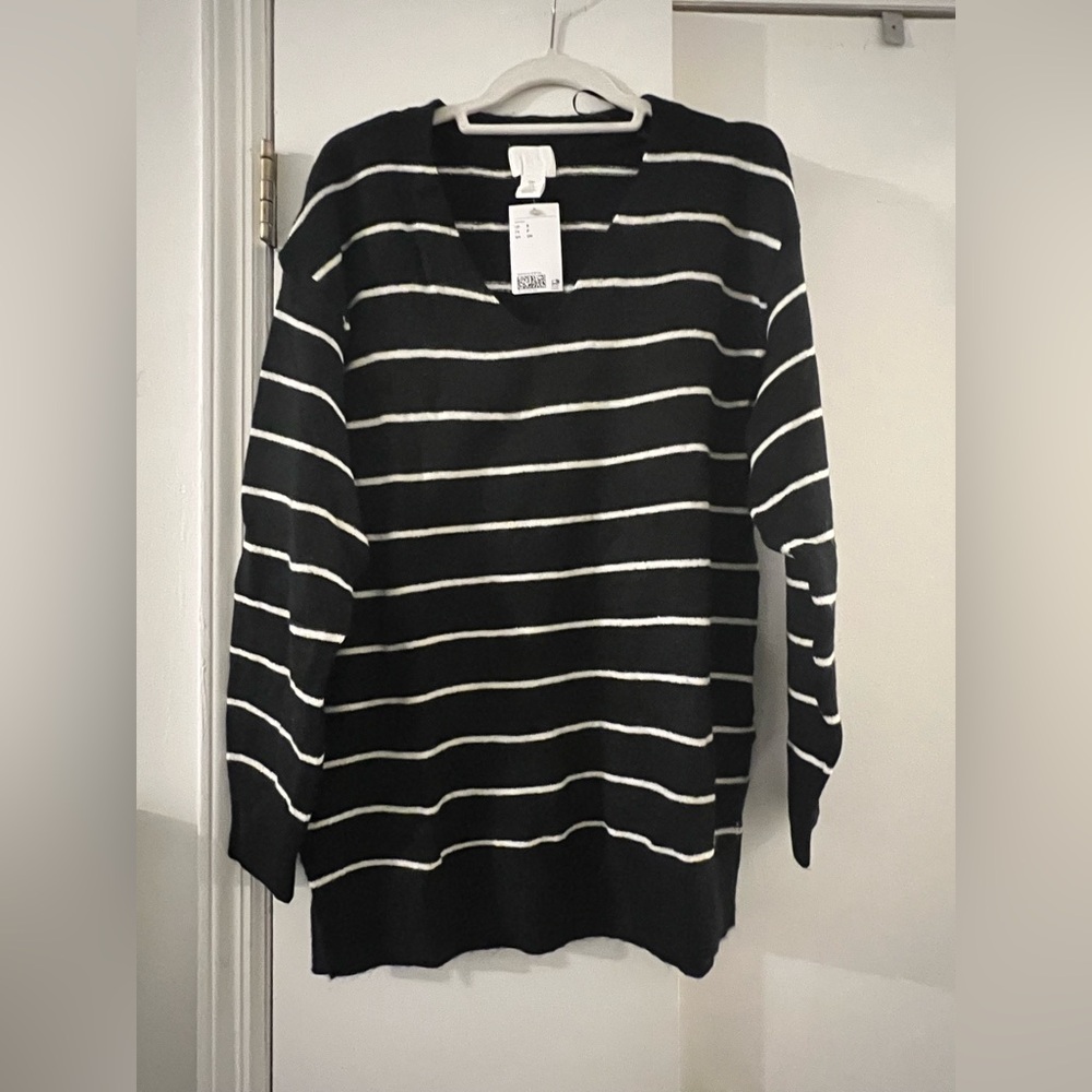 Long v-neck black and white sweater